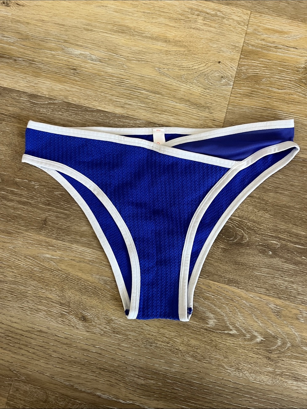 NWOT Colsie Contrast Trim Layered Bottom Blue Size L
